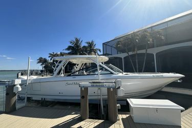 32' Boston Whaler 2016 Yacht For Sale
